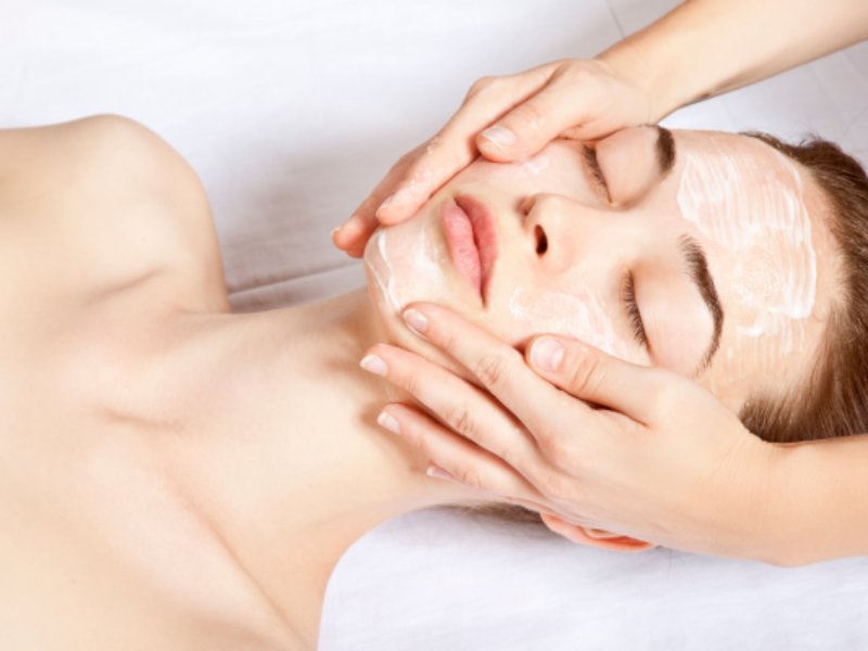 Rửa mặt và tẩy đi tế bào chết