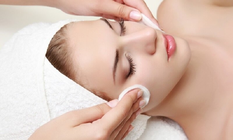 Tiến hành làm sạch da tại spa.