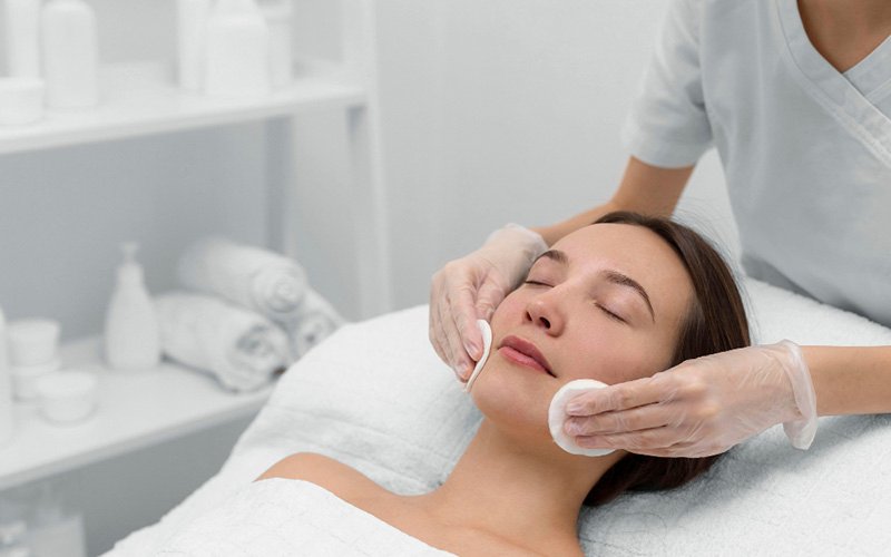 Kỹ thuật viên làm sạch da lần hai bằng nước muối sinh lý.