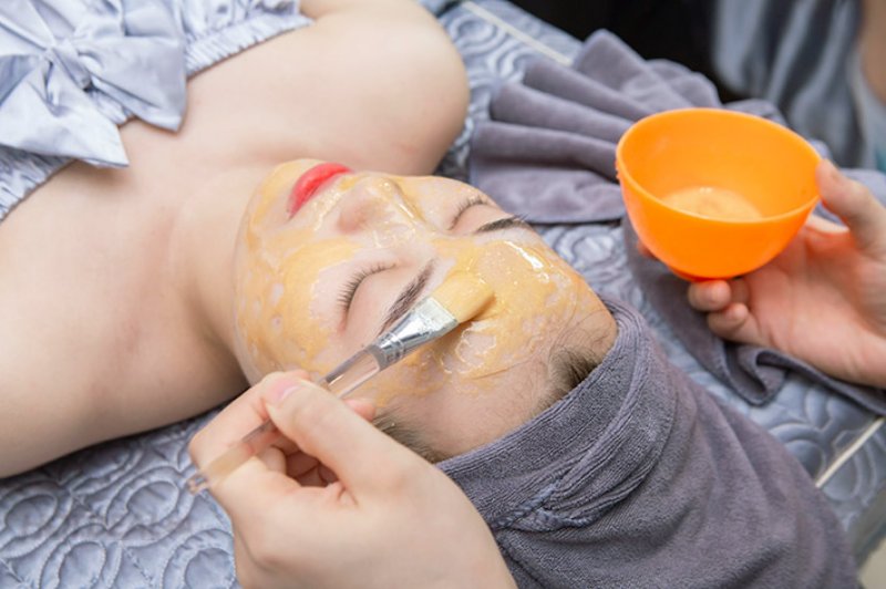 Kỹ thuật viên đắp mask làm dịu da, giảm sưng tấy.