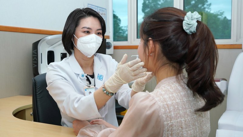 Kỹ thuật viên căn dặn và hướng dẫn quy trình điều trị mụn tại nhà là hoàn tất.