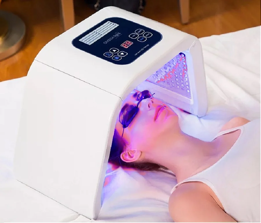 Phương pháp trị mụn bằng Chiếu ánh sáng sinh học Blue Light diệt khuẩn ổ mụn