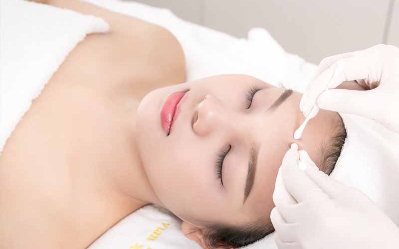 Đi spa nặn mụn