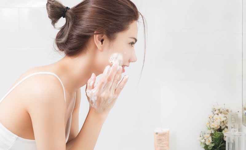 Sử dụng nước muối sinh lý và sữa rửa mặt dịu nhẹ để loại bỏ bụi bẩn