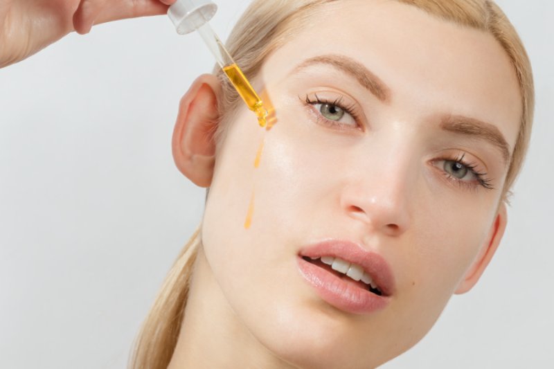 Sử dụng serum chứa vitamin C để giảm hoạt động của gốc tự do và hạn chế sự sản sinh melanin.