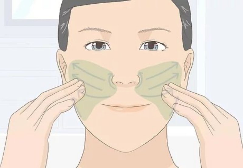 Mát xa hai má bằng cách di chuyển ngón tay tròn nhẹ từ dưới lên và ra ngoài, tập trung vào các vùng cần thiết.