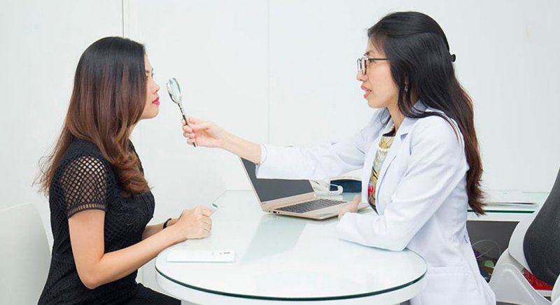 Điều trị mụn viêm với bác sĩ Da liễu